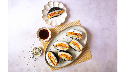 Onigirazu saumon, fromage frais et légumes croquants